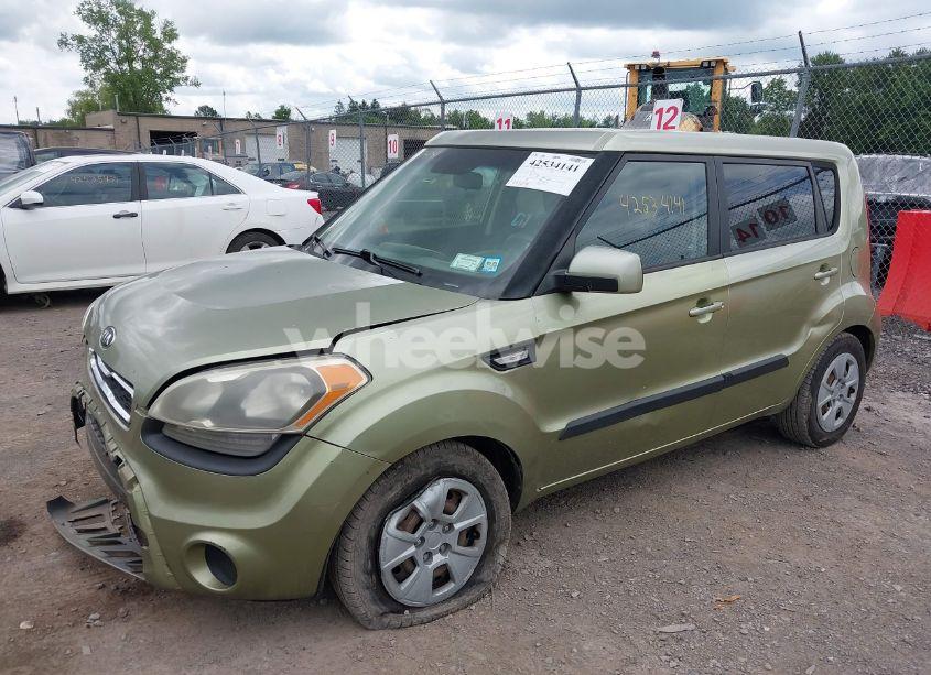Photo 2 of 2013 Kia Soul (VIN KNDJT2A54D7615066)