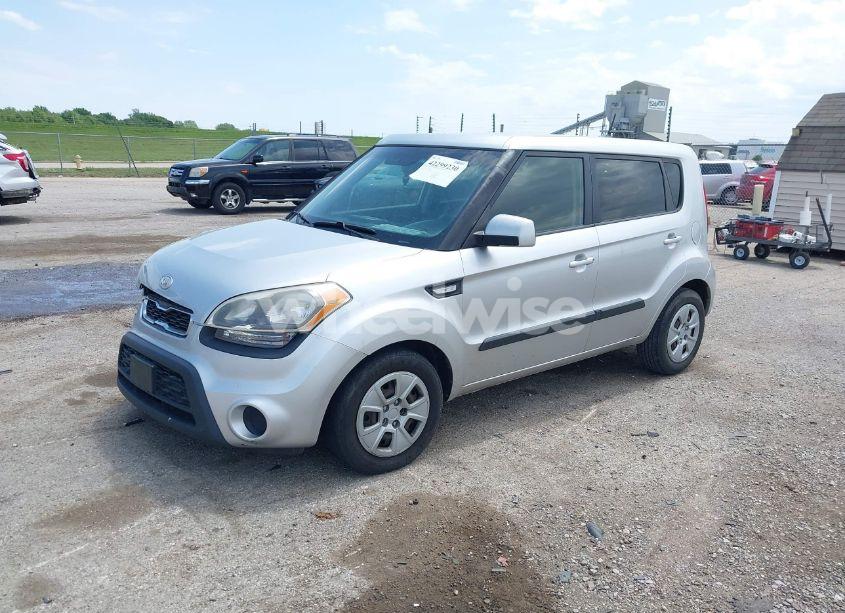 Photo 2 of 2012 Kia Soul (VIN KNDJT2A55C7441815)