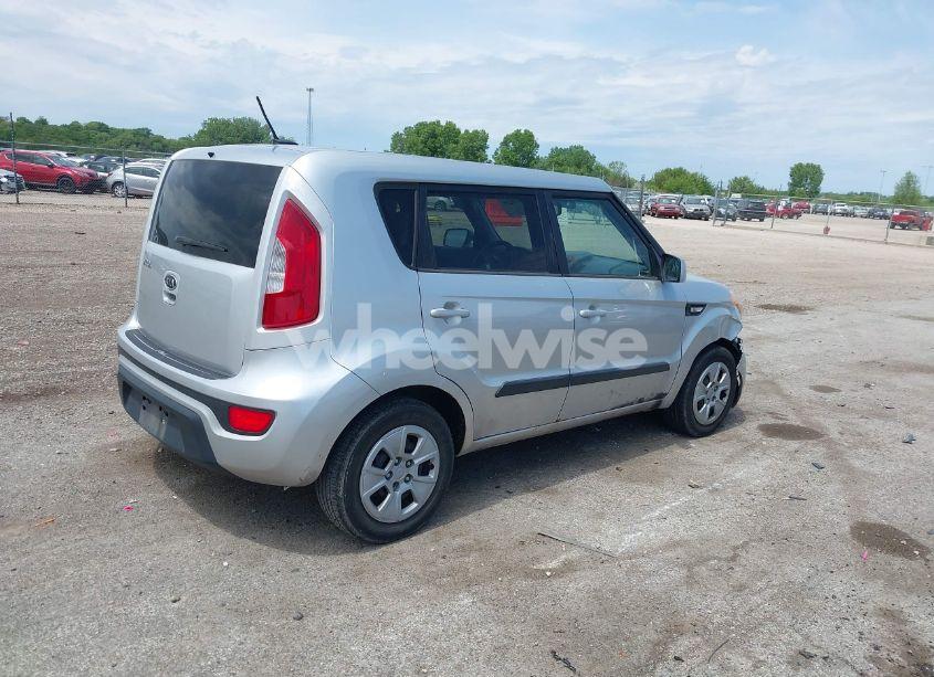 Photo 4 of 2012 Kia Soul (VIN KNDJT2A55C7441815)