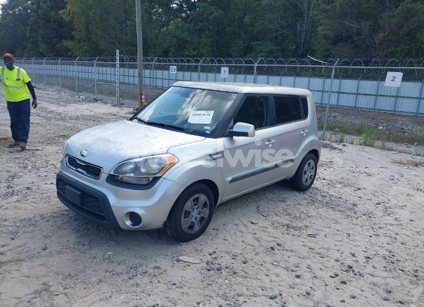 Photo 2 of 2013 Kia Soul (VIN KNDJT2A56D7510173)
