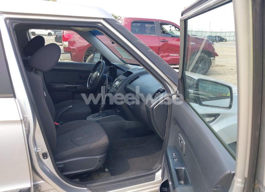 Photo 5 of 2013 Kia Soul (VIN KNDJT2A56D7510173)