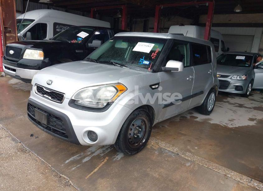 Photo 2 of 2013 Kia Soul (VIN KNDJT2A56D7510724)