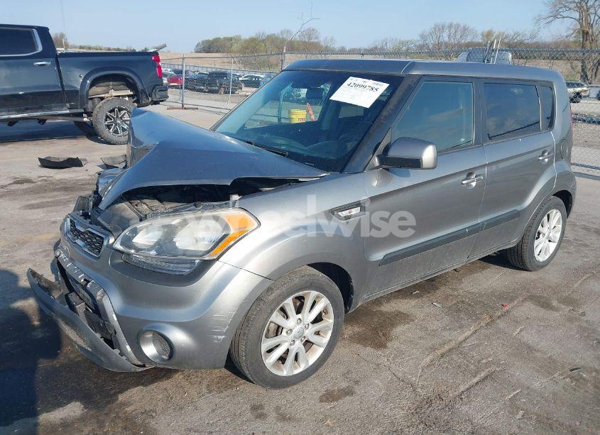 Photo 2 of 2013 Kia Soul (VIN KNDJT2A56D7577694)