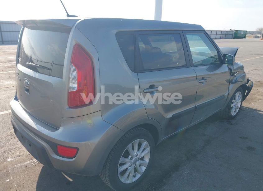 Photo 4 of 2013 Kia Soul (VIN KNDJT2A56D7577694)