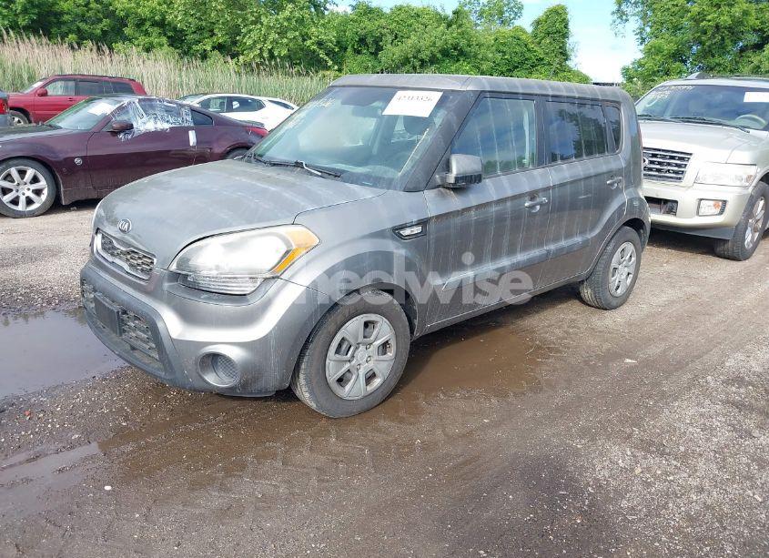 Photo 2 of 2013 Kia Soul (VIN KNDJT2A56D7613867)
