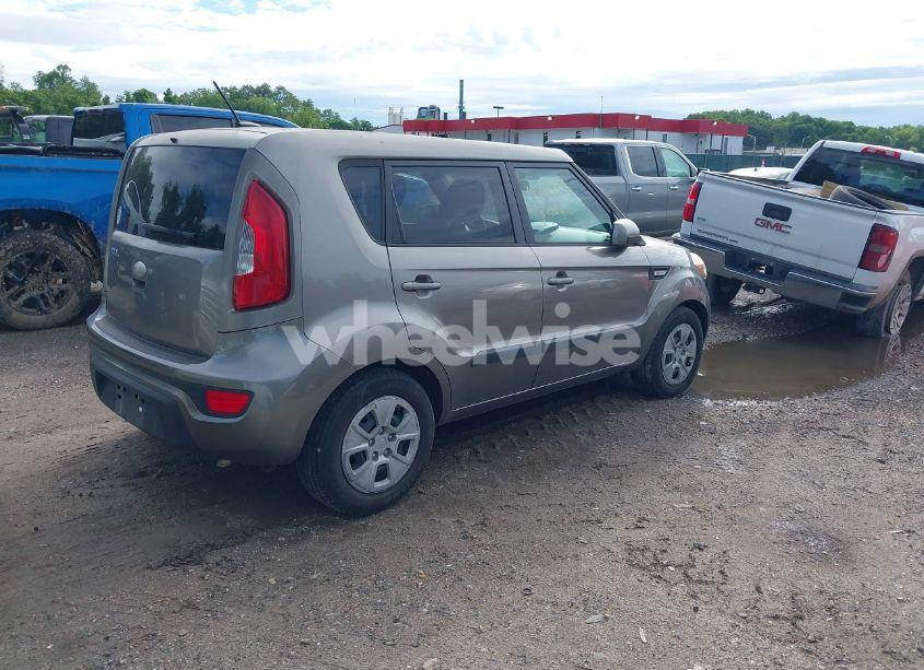 Photo 4 of 2013 Kia Soul (VIN KNDJT2A56D7613867)