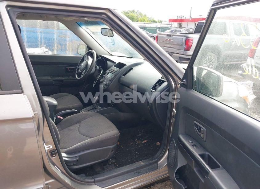 Photo 5 of 2013 Kia Soul (VIN KNDJT2A56D7613867)