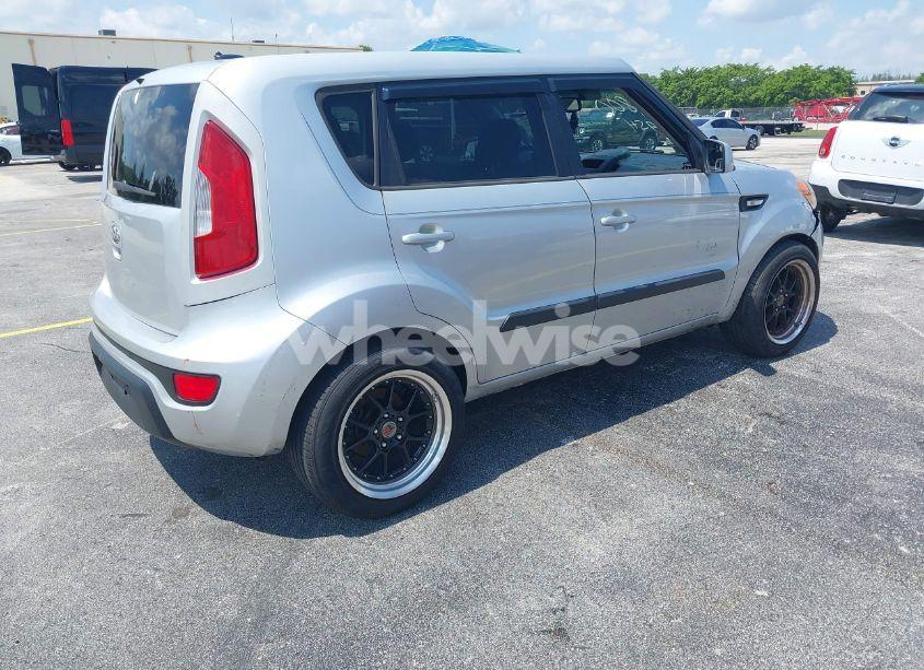 Photo 4 of 2013 Kia Soul (VIN KNDJT2A56D7770119)