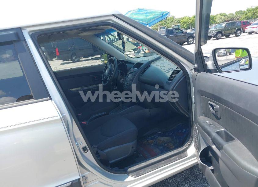 Photo 5 of 2013 Kia Soul (VIN KNDJT2A56D7770119)