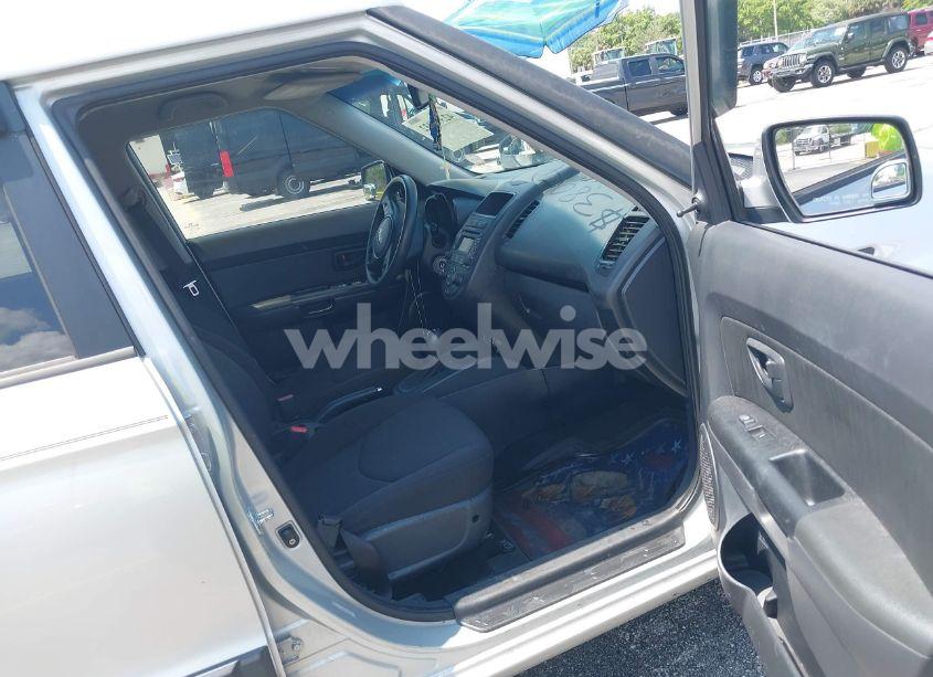 Photo 8 of 2013 Kia Soul (VIN KNDJT2A56D7770119)