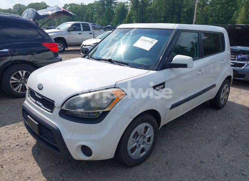 Photo 2 of 2013 Kia Soul (VIN KNDJT2A57D7493609)