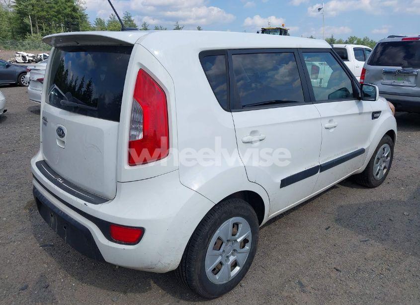 Photo 4 of 2013 Kia Soul (VIN KNDJT2A57D7493609)