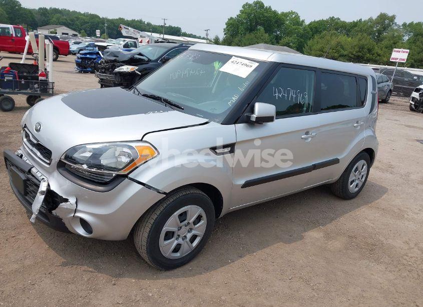 Photo 2 of 2013 Kia Soul (VIN KNDJT2A57D7510795)