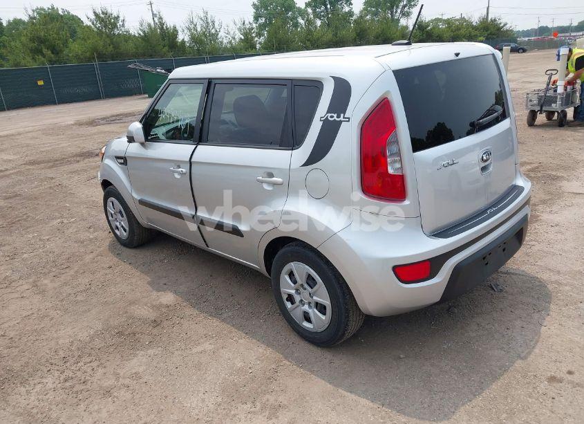 Photo 3 of 2013 Kia Soul (VIN KNDJT2A57D7510795)