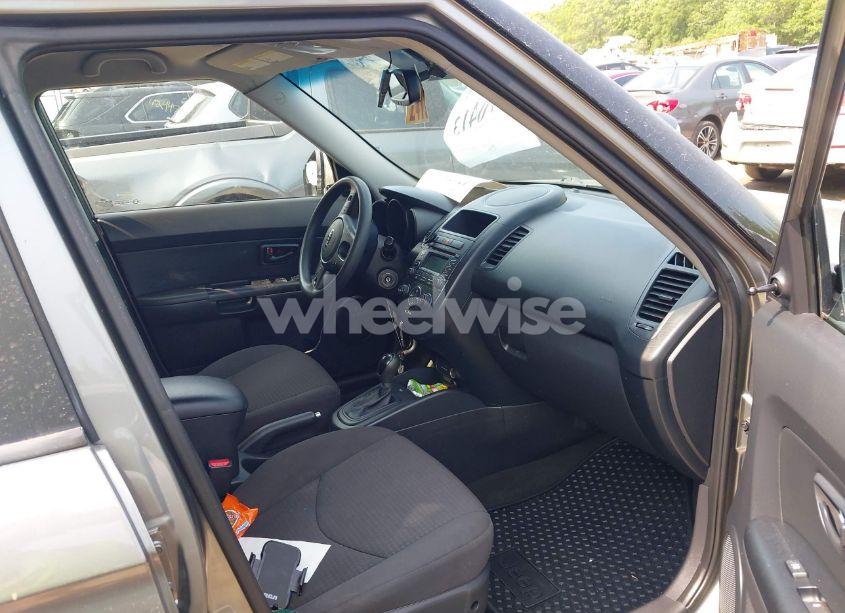 Photo 5 of 2013 Kia Soul (VIN KNDJT2A57D7547460)