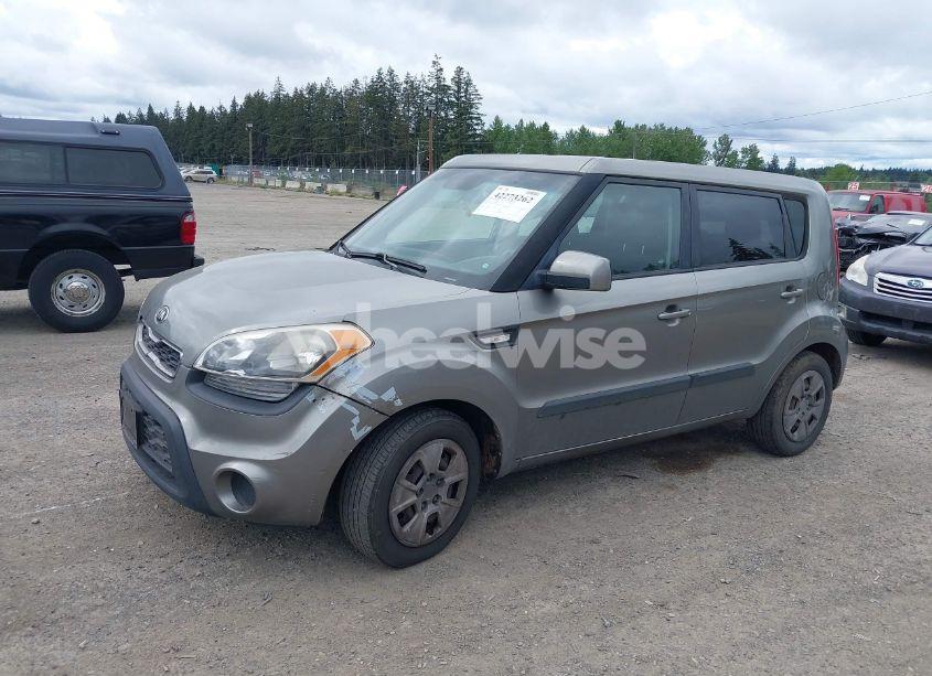 Photo 2 of 2013 Kia Soul (VIN KNDJT2A57D7618060)
