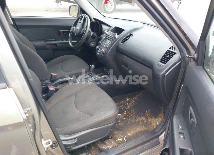 Photo 5 of 2013 Kia Soul (VIN KNDJT2A57D7618060)