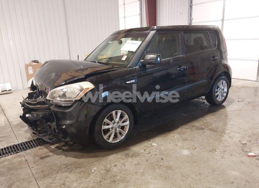 Photo 2 of 2013 Kia Soul (VIN KNDJT2A57D7619869)