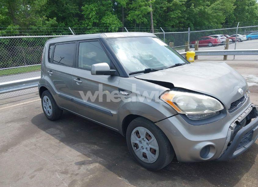 2013 Kia Soul (VIN KNDJT2A58D7588390) main photo