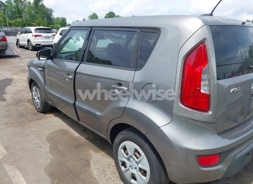 Photo 3 of 2013 Kia Soul (VIN KNDJT2A58D7588390)