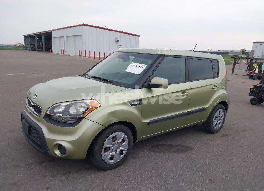 Photo 2 of 2013 Kia Soul (VIN KNDJT2A59D7523032)