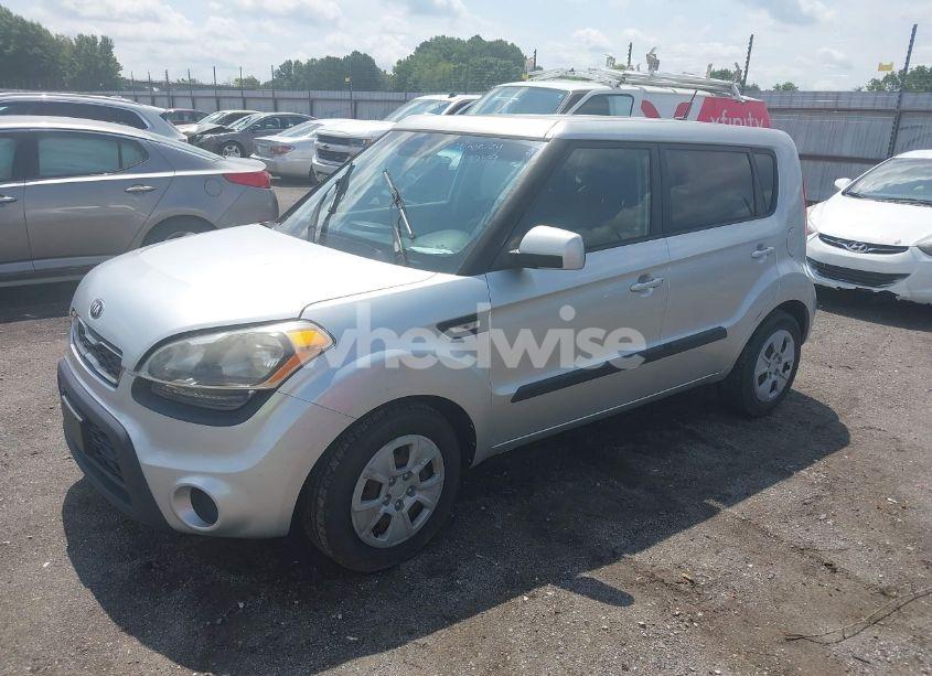 Photo 2 of 2013 Kia Soul (VIN KNDJT2A59D7550747)