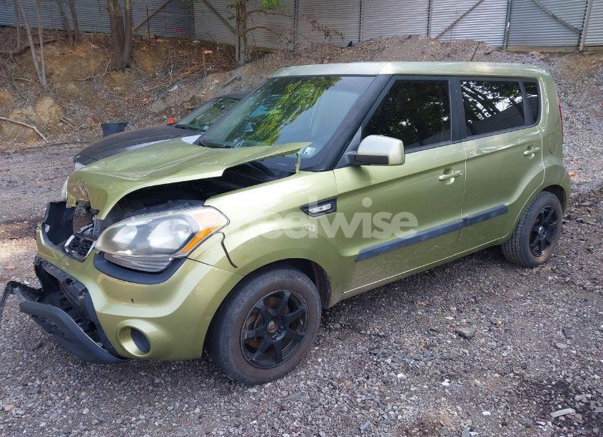 Photo 2 of 2013 Kia Soul (VIN KNDJT2A59D7623387)