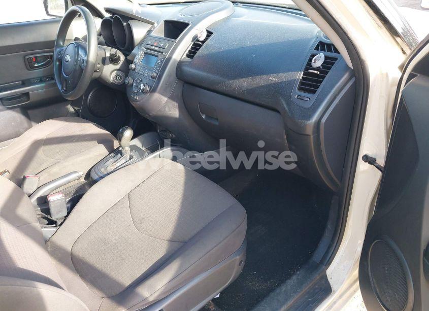 Photo 5 of 2013 Kia Soul (VIN KNDJT2A5XD7484452)