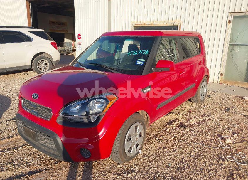 Photo 2 of 2013 Kia Soul (VIN KNDJT2A5XD7514632)