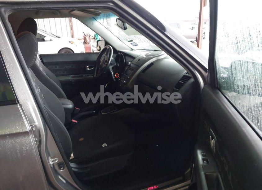 Photo 5 of 2013 Kia Soul + (VIN KNDJT2A60D7639373)