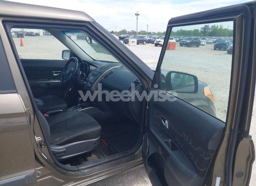 Photo 5 of 2013 Kia Soul + (VIN KNDJT2A61D7519517)