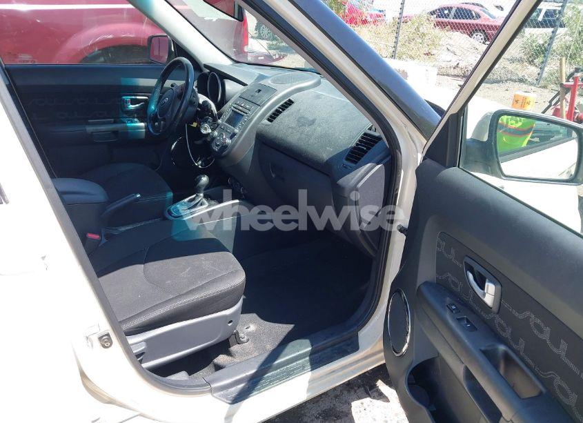 Photo 5 of 2013 Kia Soul + (VIN KNDJT2A61D7559550)