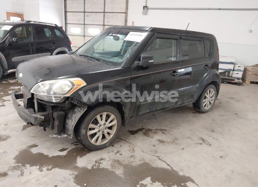 Photo 2 of 2013 Kia Soul + (VIN KNDJT2A62D7533040)