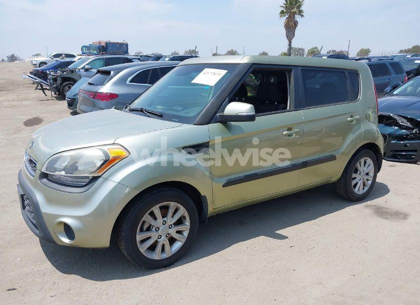 Photo 2 of 2013 Kia Soul + (VIN KNDJT2A63D7629954)