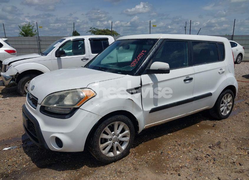 Photo 2 of 2013 Kia Soul + (VIN KNDJT2A65D7500601)