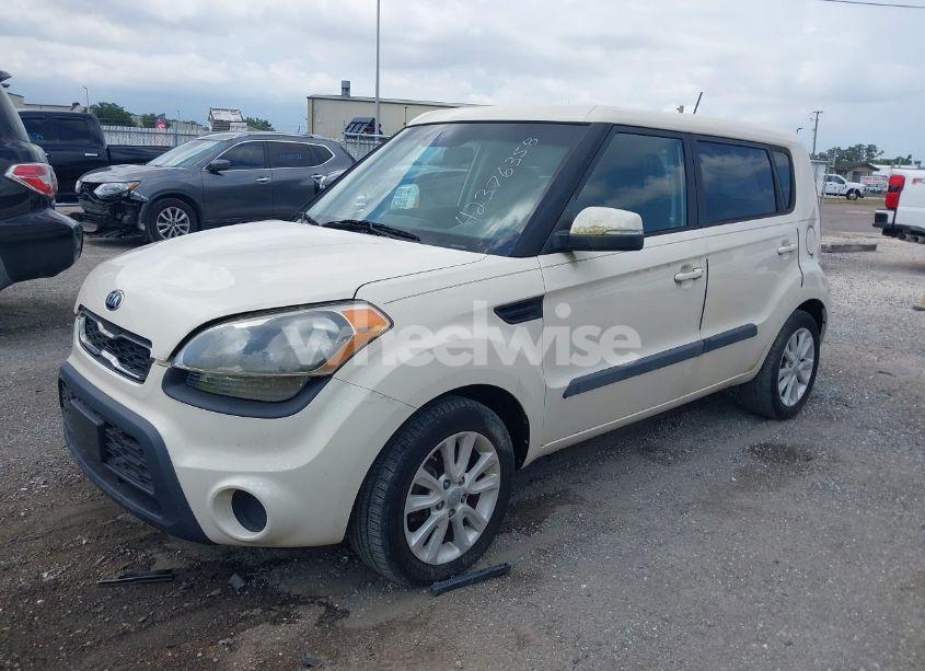 Photo 2 of 2013 Kia Soul + (VIN KNDJT2A66D7775006)