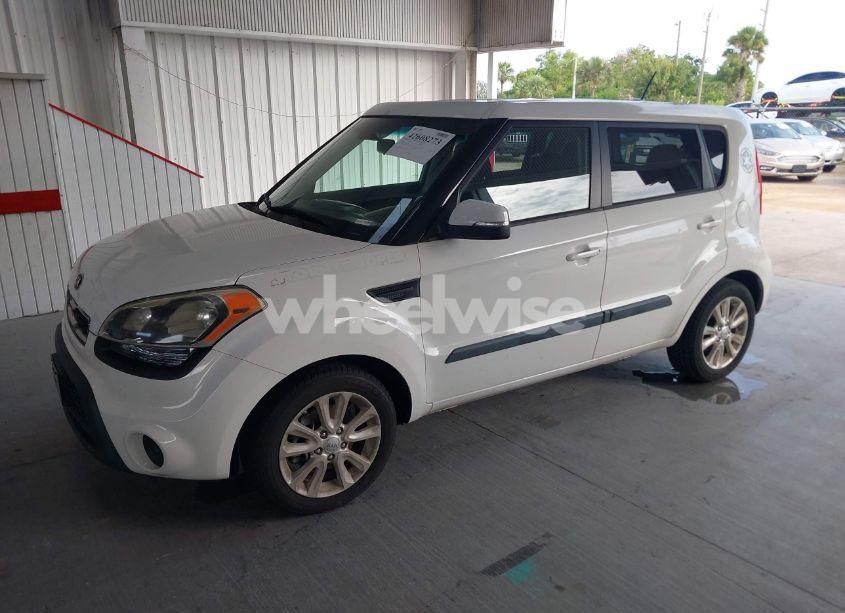 Photo 2 of 2013 Kia Soul + (VIN KNDJT2A67D7526780)