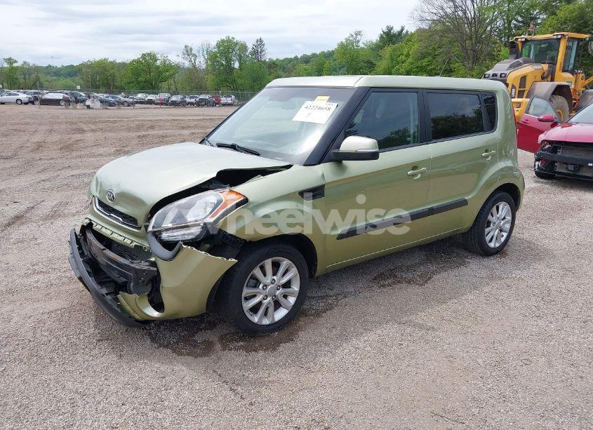 Photo 2 of 2013 Kia Soul + (VIN KNDJT2A68D7550568)