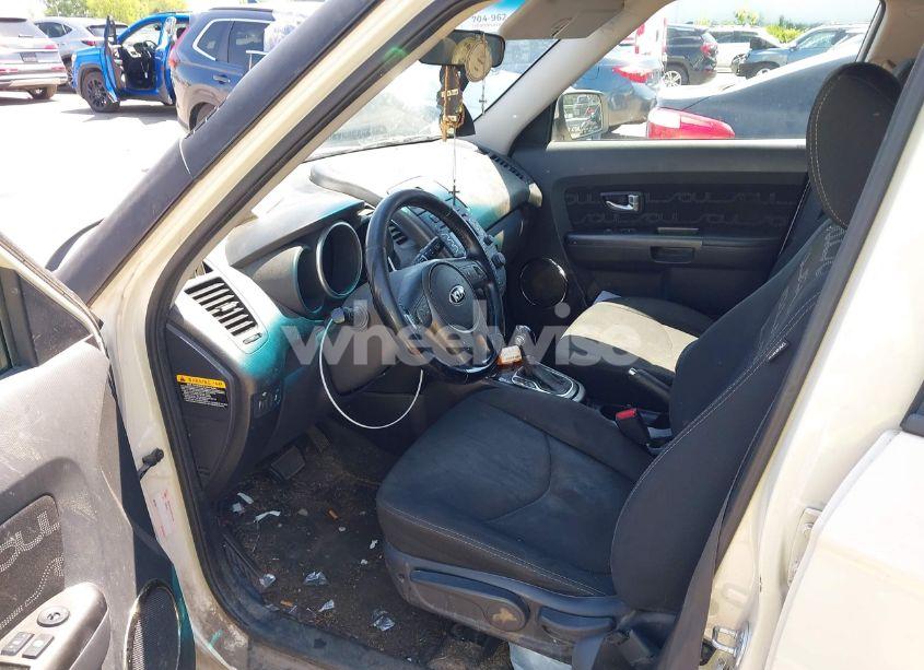 Photo 5 of 2013 Kia Soul + (VIN KNDJT2A69D7504893)