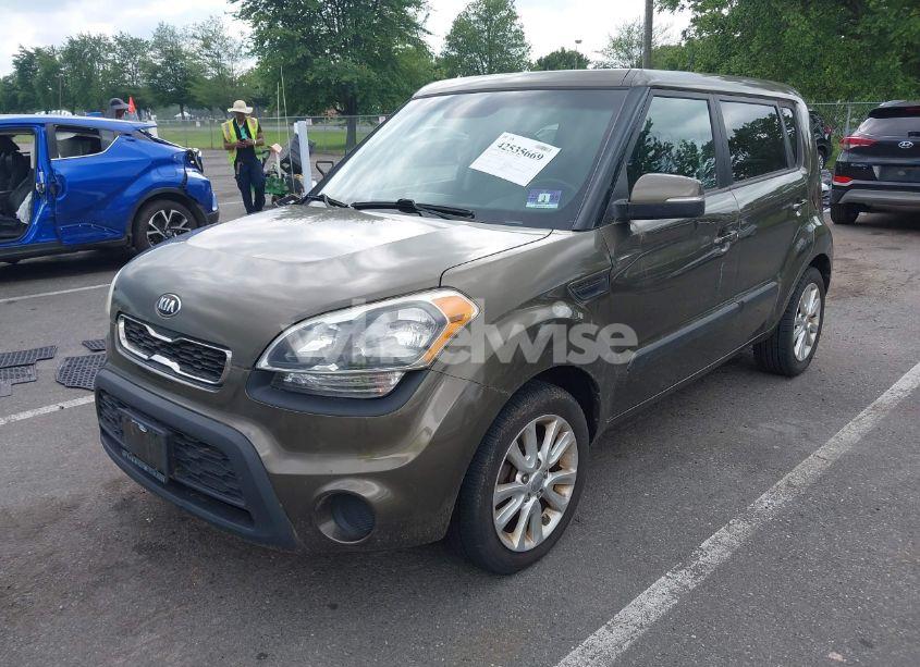 Photo 2 of 2013 Kia Soul + (VIN KNDJT2A69D7577925)