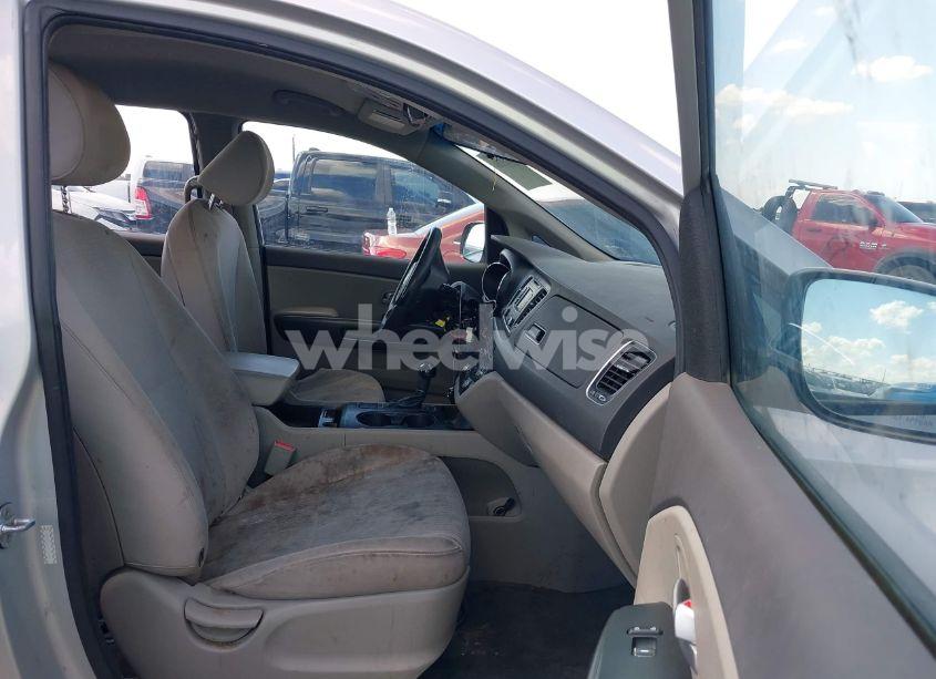 Photo 5 of 2016 Kia Sedona L (VIN KNDMA5C12G6144561)