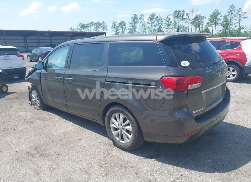Photo 3 of 2017 Kia Sedona LX (VIN KNDMB5C15H6225200)