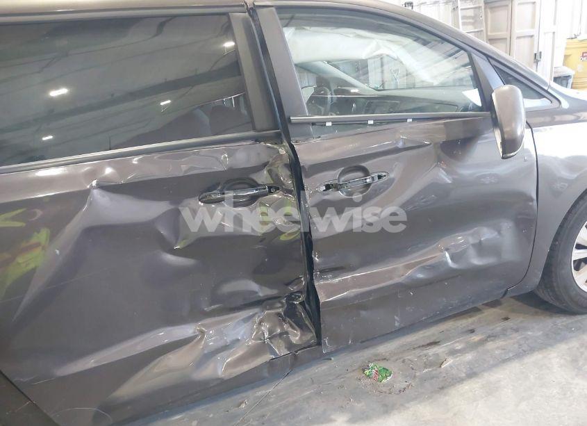 Photo 6 of 2016 Kia Sedona LX (VIN KNDMB5C17G6084760)