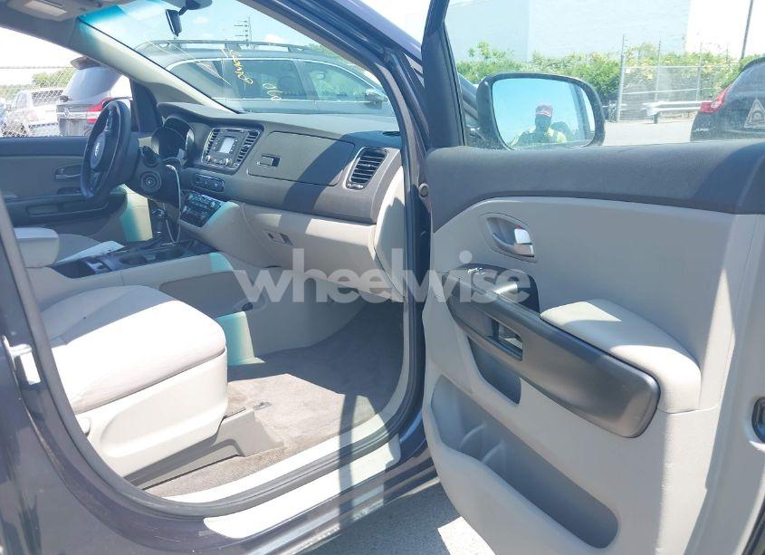 Photo 5 of 2017 Kia Sedona LX (VIN KNDMB5C19H6226849)