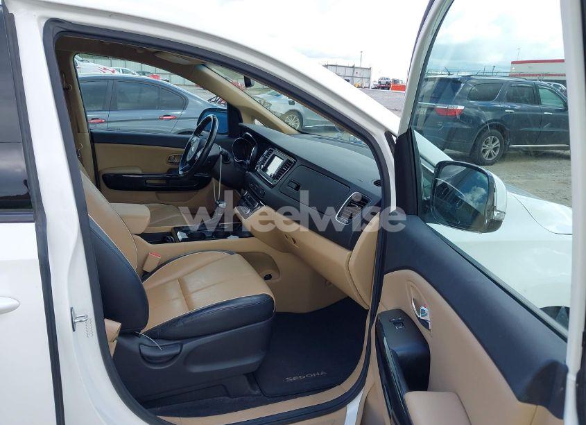Photo 5 of 2017 Kia Sedona EX (VIN KNDMC5C12H6260886)