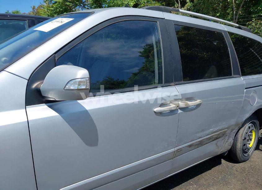 Photo 14 of 2011 Kia Sedona LX (VIN KNDMG4C70B6370068)