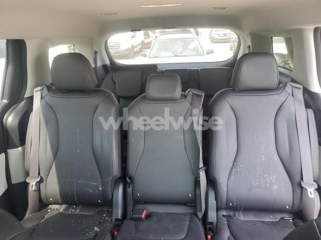 Photo 2 of 2024 KIA CARNIVAL LX (VIN KNDNB4H3XR6324749)