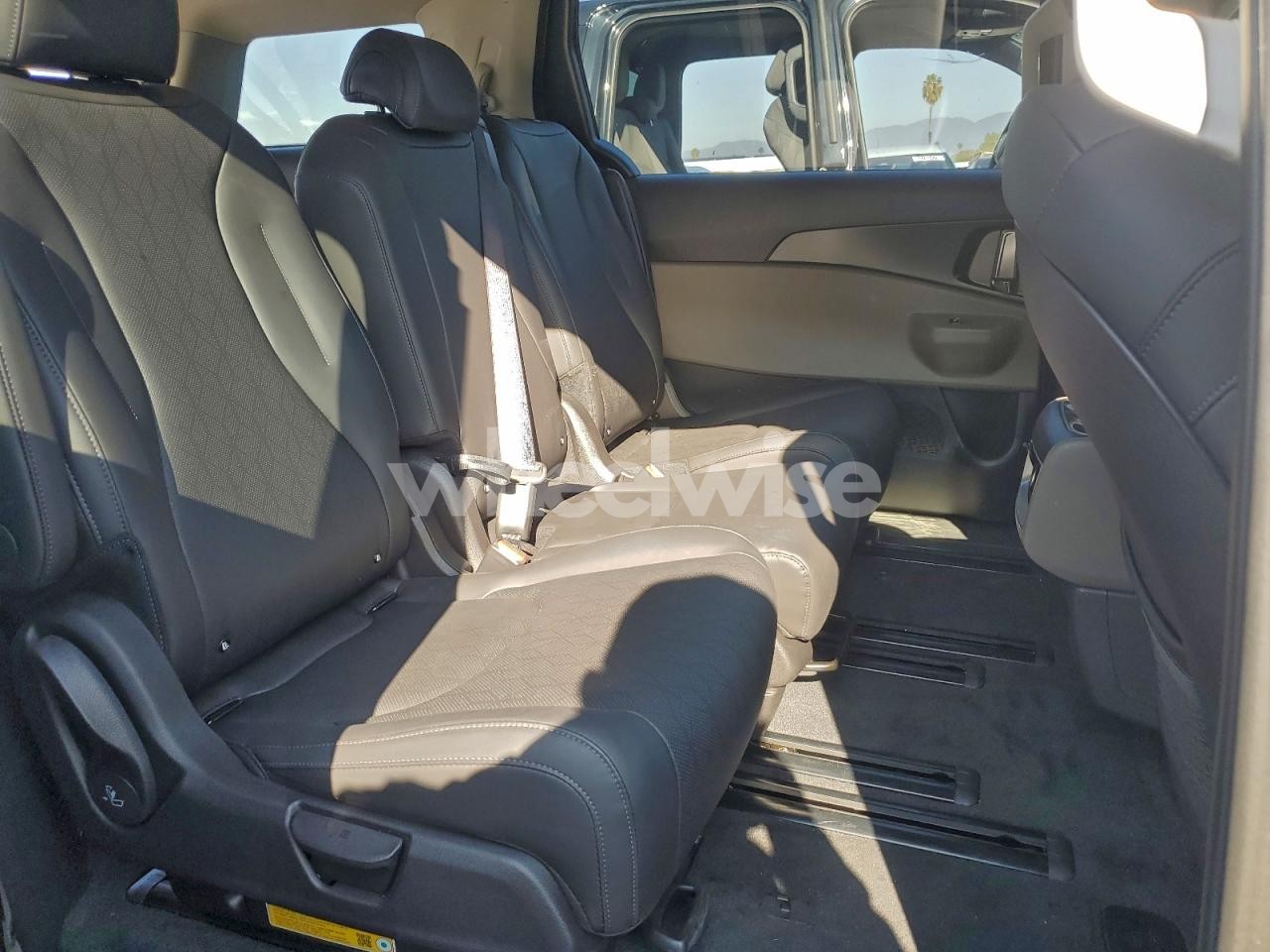 Photo 11 of 2026 KIA CARNIVAL LX (VIN KNDNB5K34T6584246)