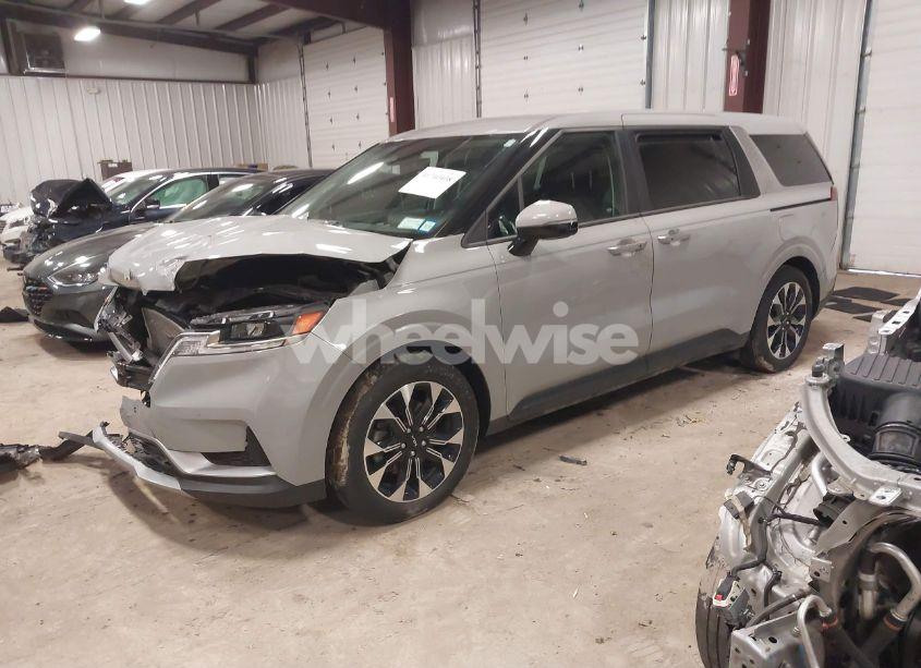 Photo 2 of 2024 Kia Carnival MPV EX (VIN KNDNC5H3XR6352652)