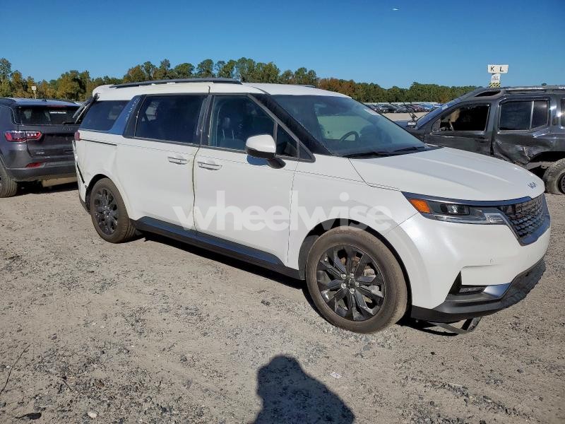 Photo 3 of 2024 KIA CARNIVAL SX (VIN KNDNE5H34R6397192)